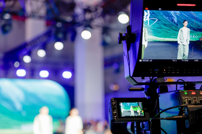 EOS C400自动对焦画面，摄影师将精力专注于构图创作，大大提高了工作效率