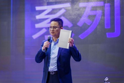 图为RM-01便携私有AI系列新品发布会现场