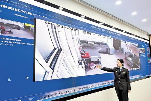 4月21日17时许，食品安全智慧监管信息化平台系统自动抓拍到一所学校后厨未盖好垃圾桶的违规场景。本报记者 吕若汐摄