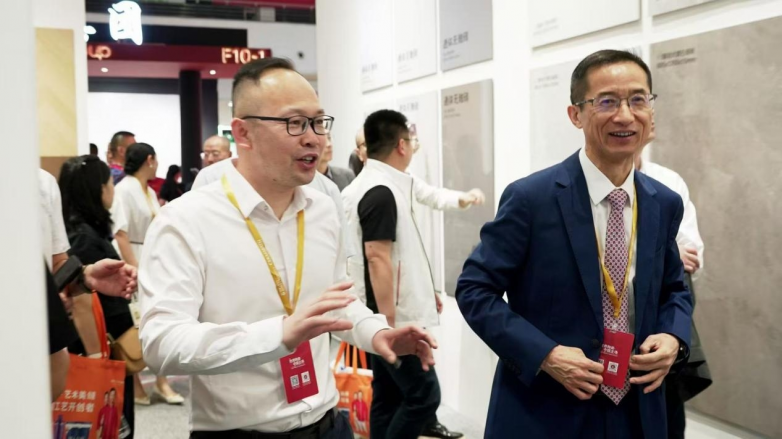 黄章林向与陶瓷集团董事长周军介绍巅峰企业概况