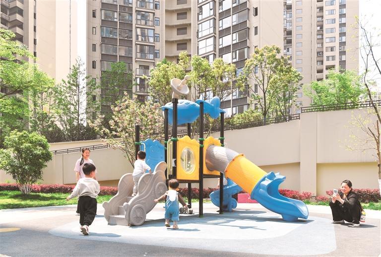 贵阳市花溪区黄河路街道华阳社区儿童游乐园。贵州日报天眼新闻记者张丽 摄