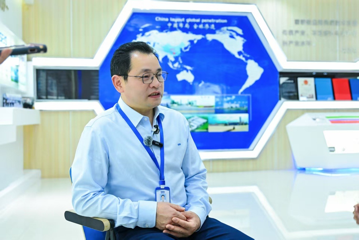 图：浔兴拉链总经理何国平接受媒体采访