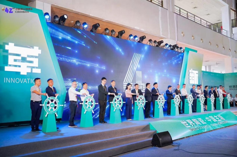 黄章林与佛山市政府副市长陈新文、中陶协秘书长樊瑞新等领导共同启动“启航舵”