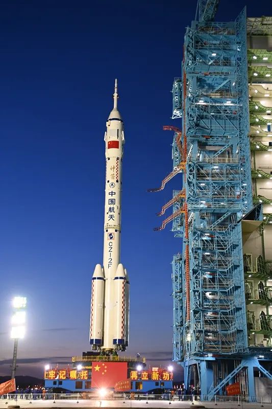 4月16日，神舟二十号载人飞船与长征二号F遥二十运载火箭组合体在垂直转运中。新华社发（汪江波 摄）