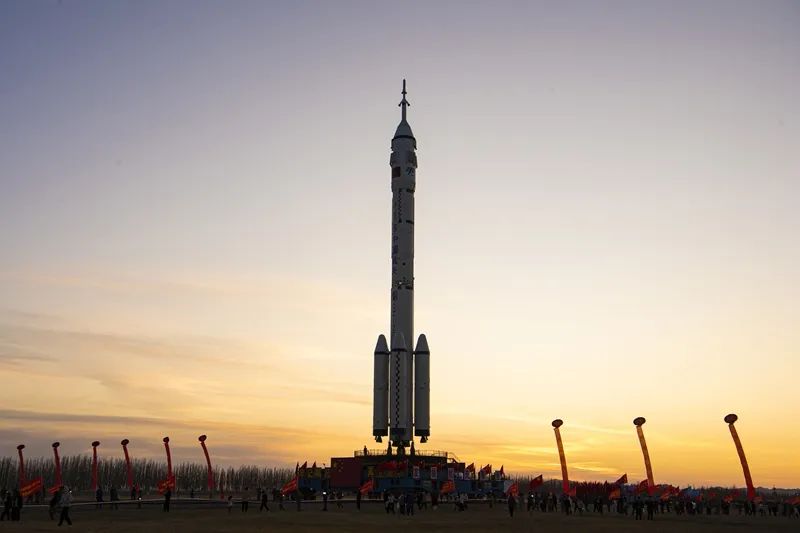 4月16日，神舟二十号载人飞船与长征二号F遥二十运载火箭组合体在垂直转运中。新华社发（汪江波 摄）