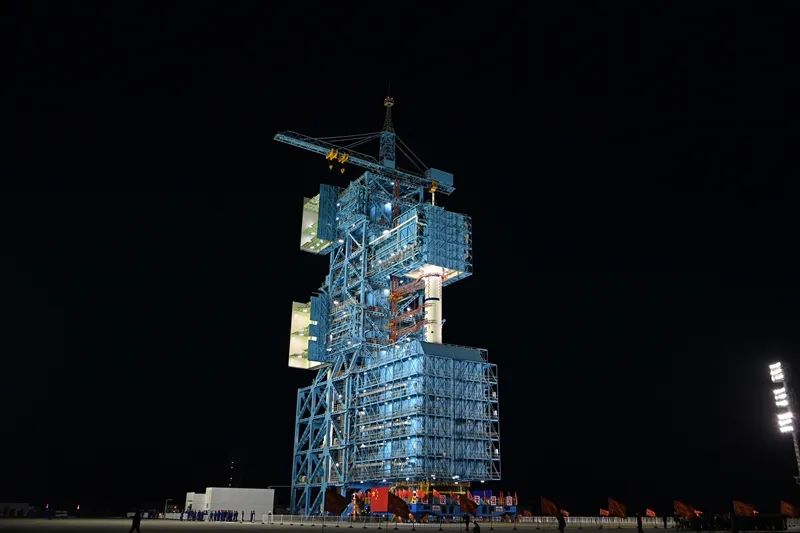 4月16日，神舟二十号载人飞船与长征二号F遥二十运载火箭组合体转运至发射区。新华社发（汪江波 摄）