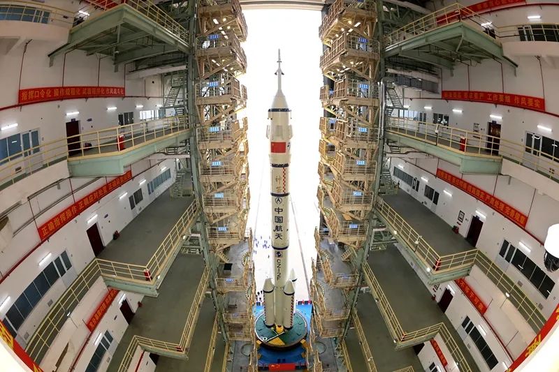 4月16日，神舟二十号载人飞船与长征二号F遥二十运载火箭组合体准备转运。新华社发（汪江波 摄）