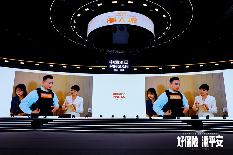 （尼格买提受邀探访居家养老展厅）