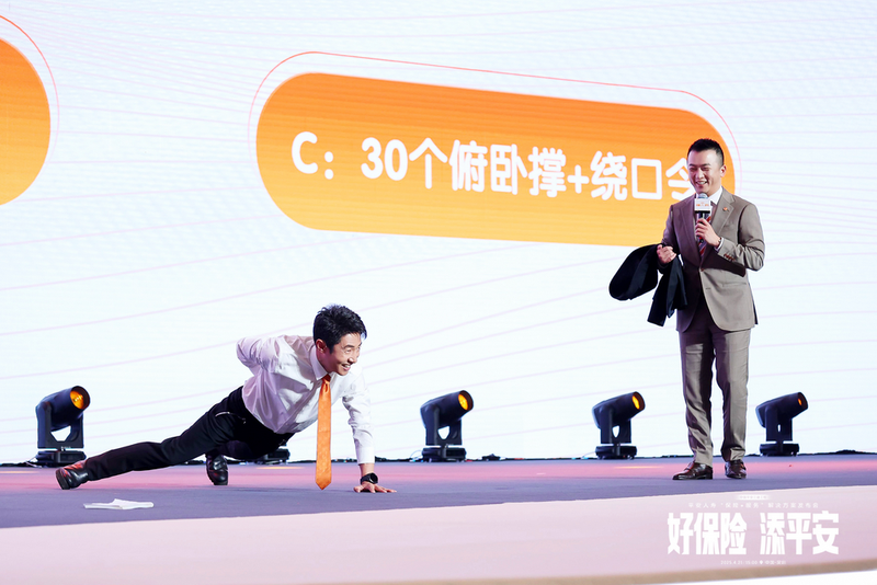 （撒贝宁参与现场互动）