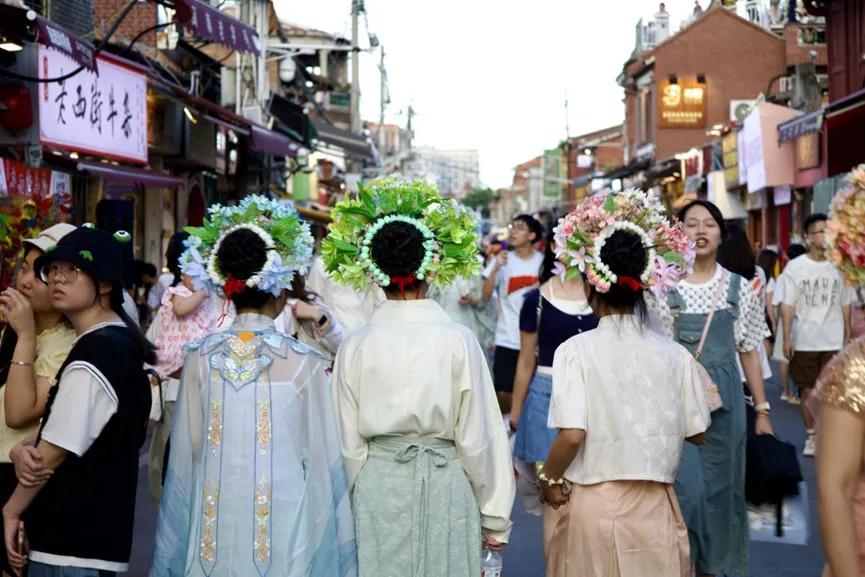 泉州西街，簪花装饰已成为亮丽的风景线。（资料图片 徐文睿 摄）