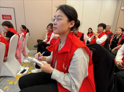 魏译辰认真学习“能量手”