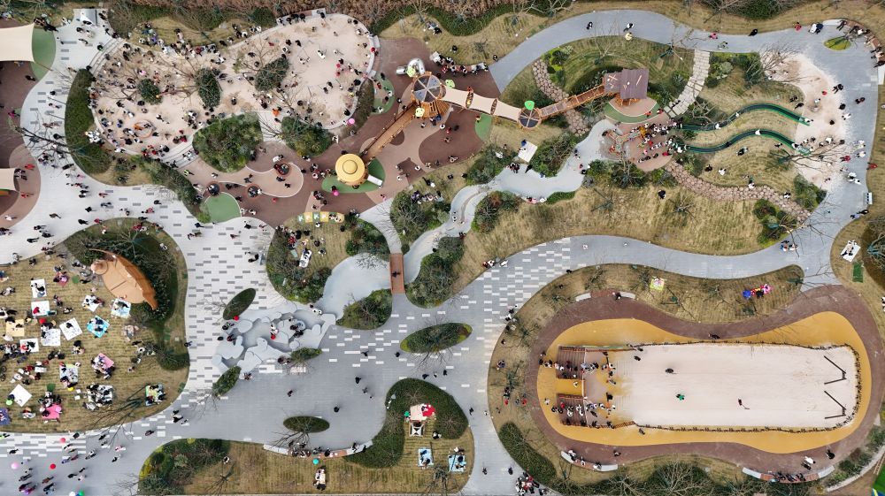 1月5日，人们在位于成都天府新区的卡皮巴拉主题乐园玩耍（新华社记者 刘坤 摄）