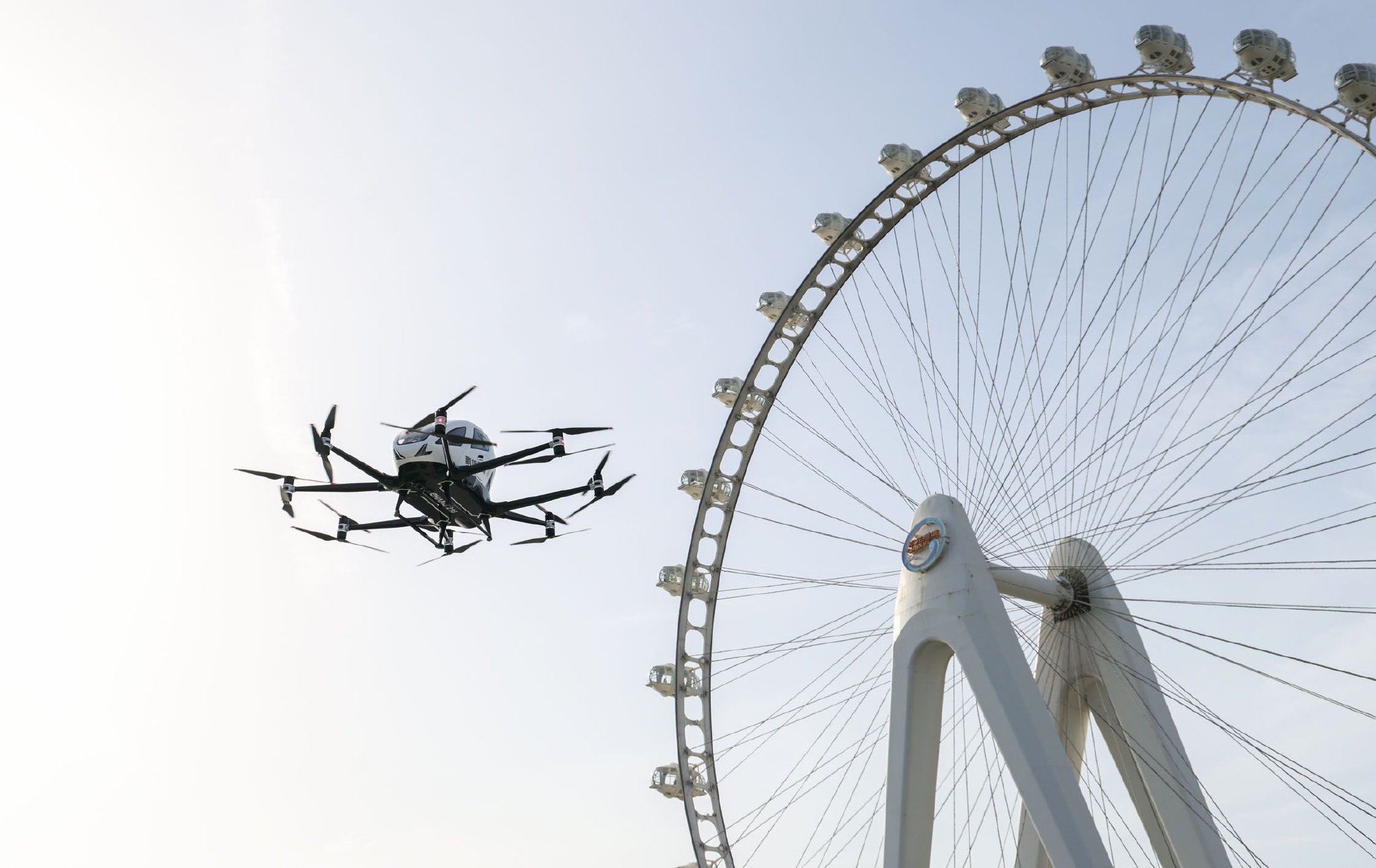 在深圳市宝安区城市空中交通运营示范中心，亿航eVTOL航空器进行展示飞行。　新华社记者　毛思倩　摄