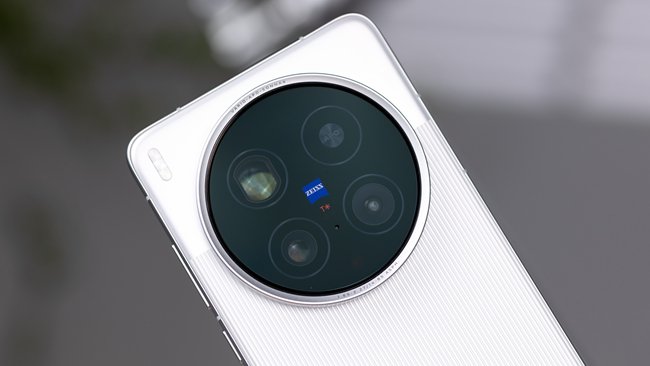 当然，vivo X200 Ultra长得像相机，镜头系统深度复刻专业相机配置，以下是它们的具体参数：