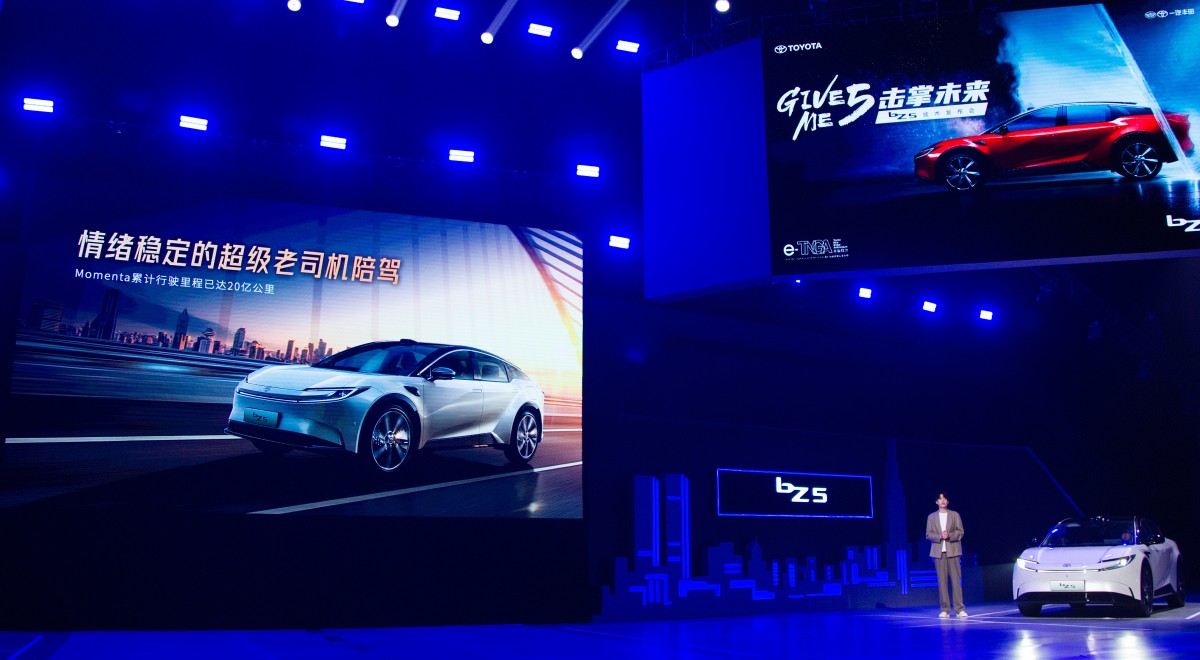 图：脱口秀演员庞博化身“bZ5体验官”讲解Momenta全场景城区辅助驾驶能力