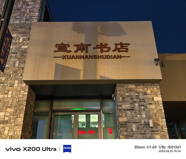 这颗镜头拥有更出众的光学素质， 拍摄夜景、暗光也不在话下。