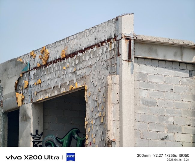 它的默认焦段为200mm，在拍摄砖墙、建筑、大桥，画质非常清晰，甚至可以媲美光学直出。