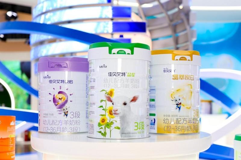 △佳贝艾特晶绽（中）、晶萃悦白（右）、悦启（左）。