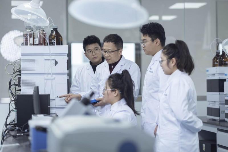 英氏首席科学家任国谱教授（左2）与英氏博士后团队成员（部分）