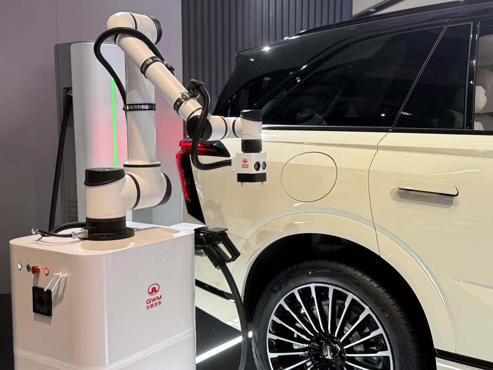 长城无人充电机器人,劳动报记者陈宁摄