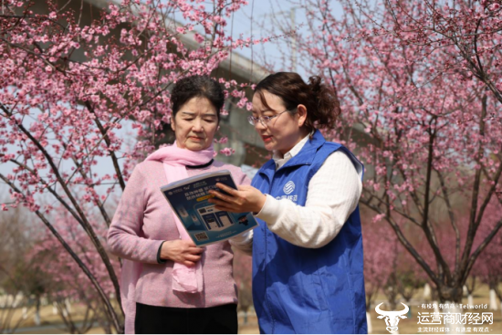 (湖北移动工作人员为居民科普反诈知识)