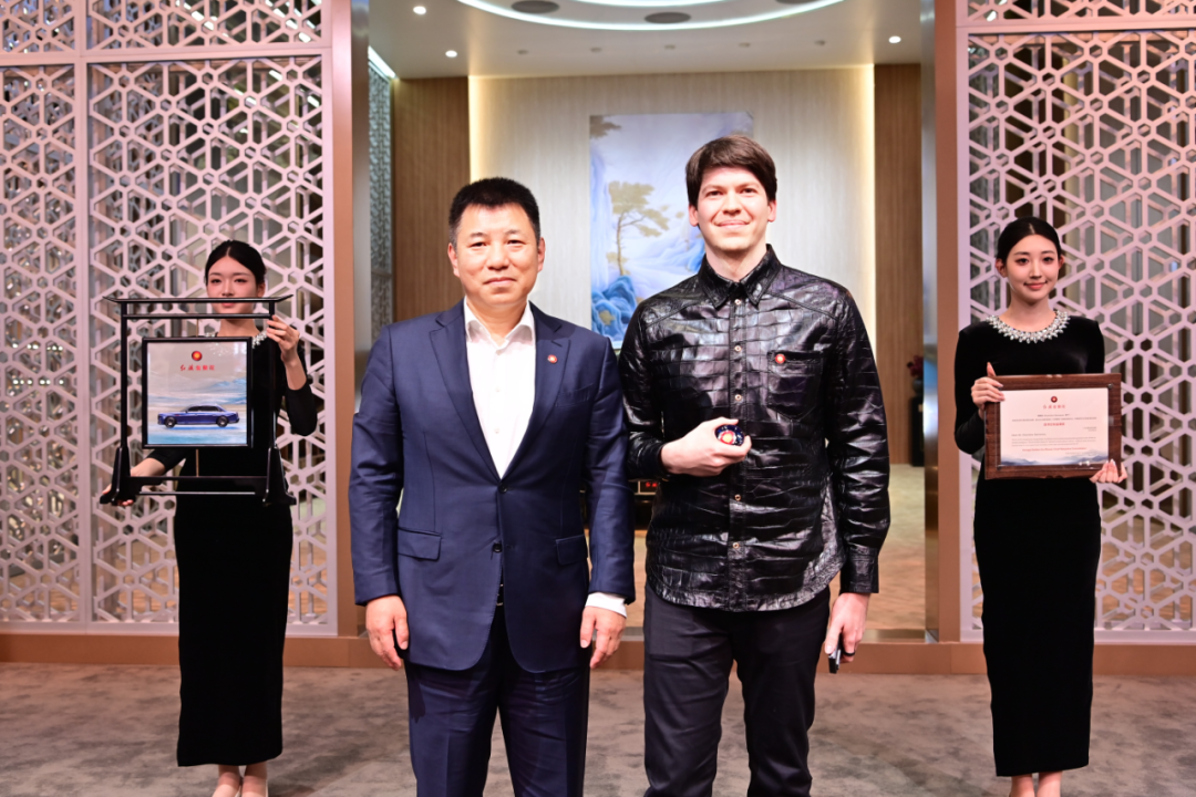 交付了第一个过度的洪克金黄色向日葵礼品模型