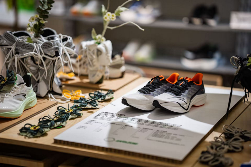 安踏马赫 5 代跑鞋