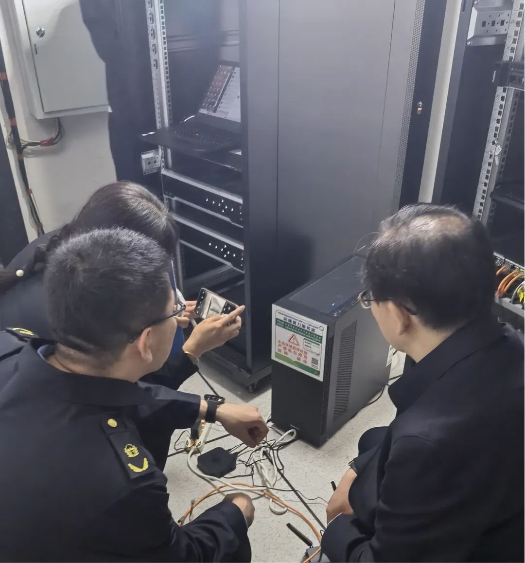 执法人员对部署AI系统的检验机构开展巡查。受访者供图