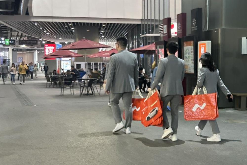 穿梭场馆的销售人员 图/《凤凰WEEKLY汽车》拍摄