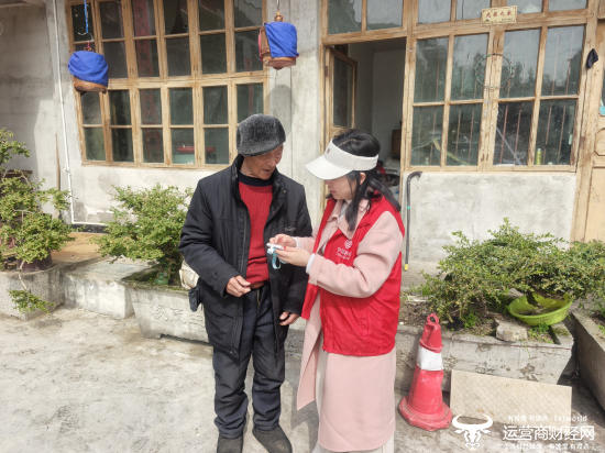 （移动工作人员手把手教留守老人使用智能设备）