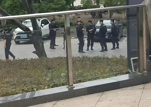 有办公楼员工表示，23日有警车、救护车、殡仪馆的车停在楼下