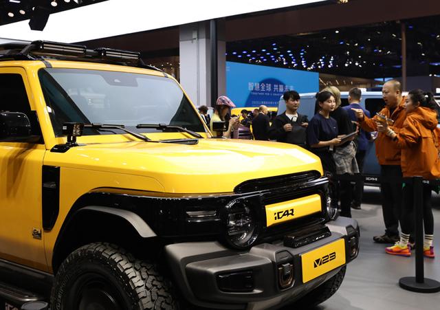 4月23日，参观者在上海车展一辆icarV23汽车前交流讨论。 新华社记者 方喆 摄