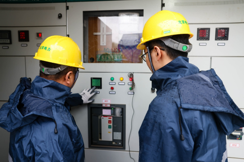 图为4月18日，国网北京通州供电公司基层工作人员根据低压停电研判工单信息到现场开展设备检查工作。付洋/摄