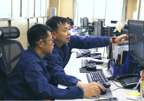 图为4月12日，国网北京顺义供电公司员工李笑霏和同事依托电网一张图停电研判功能开展主动抢修和服务工作。李超/摄