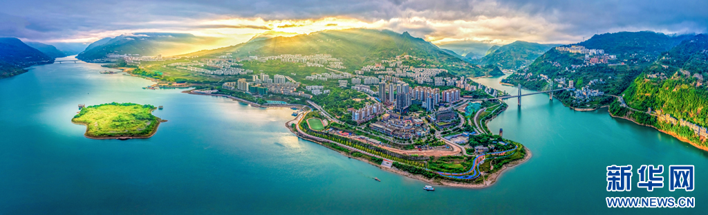 朝阳映射下的向家坝水电站库区绥江段（资料图）。新华网发（曾三东 摄）