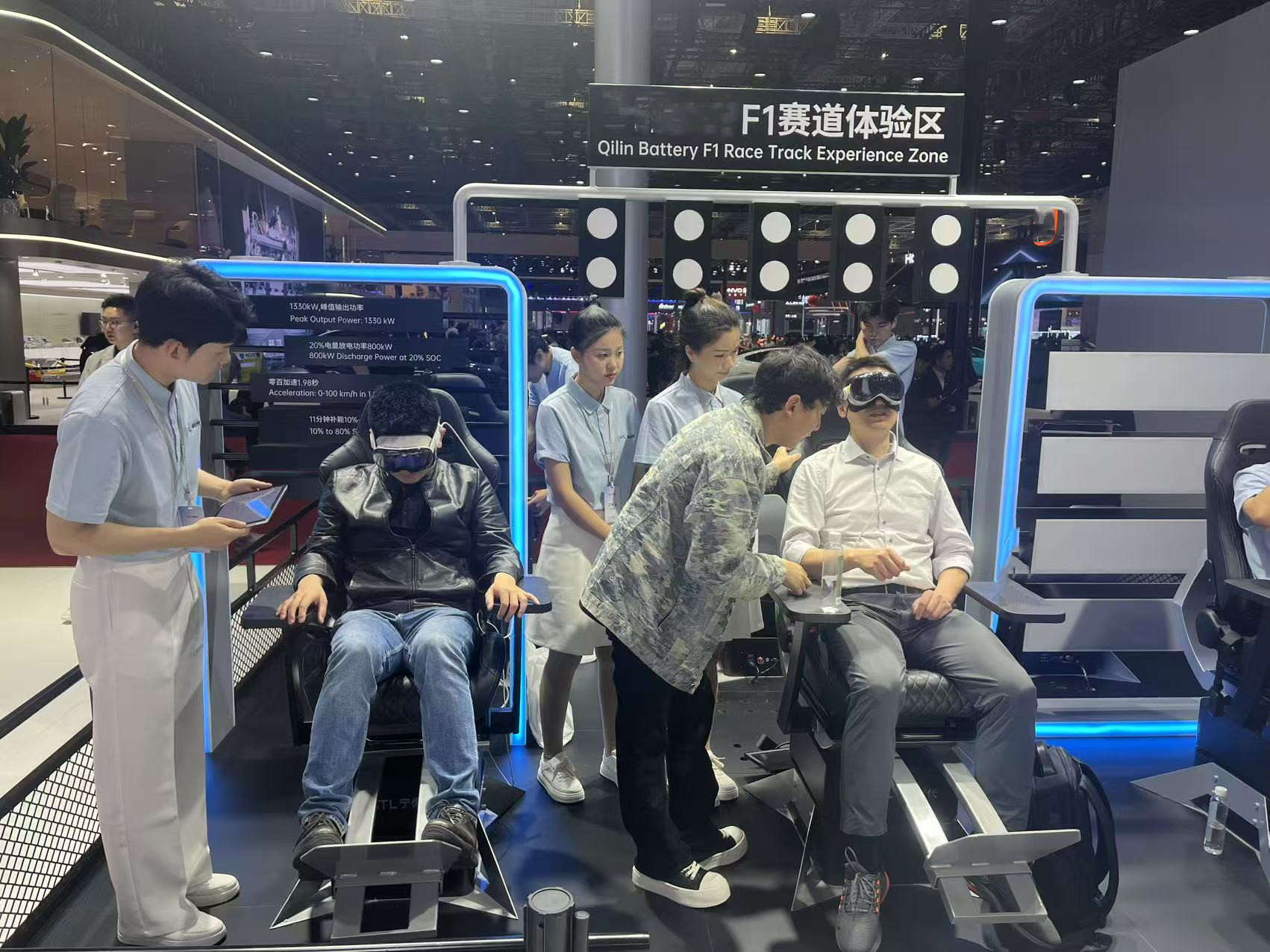 智能座舱吸引多位消费者前来体验。吴博峰/摄