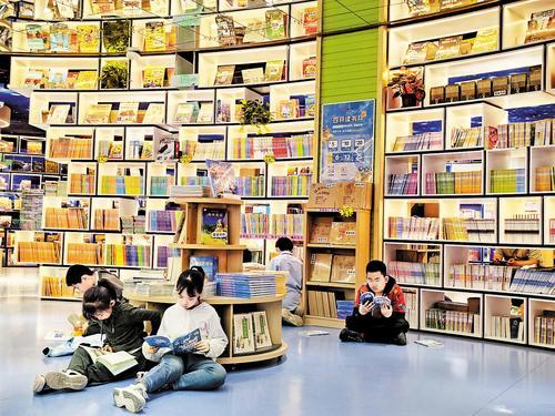 4月19日，孩子们在石家庄书城阅读图书。本报记者 肖煜摄