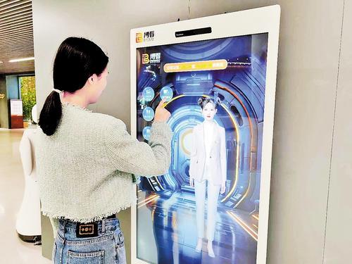 4月24日，石家庄市图书馆（新馆），读者与AI数字馆员互动。 石家庄市图书馆供图