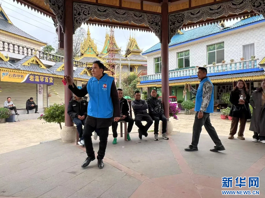 岩温龙和同事以快板说唱形式普法(3月20日摄)。新华网 杨桢宇 摄