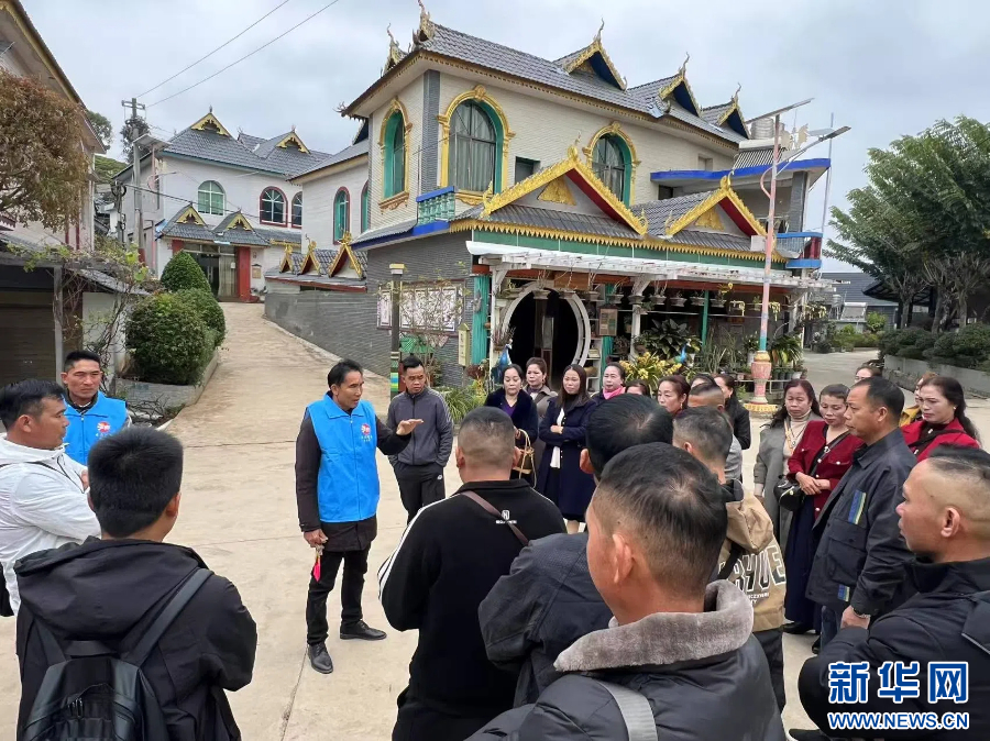 岩温龙正在叮嘱村民出行注意事项(3月20日摄)。新华网 杨桢宇 摄