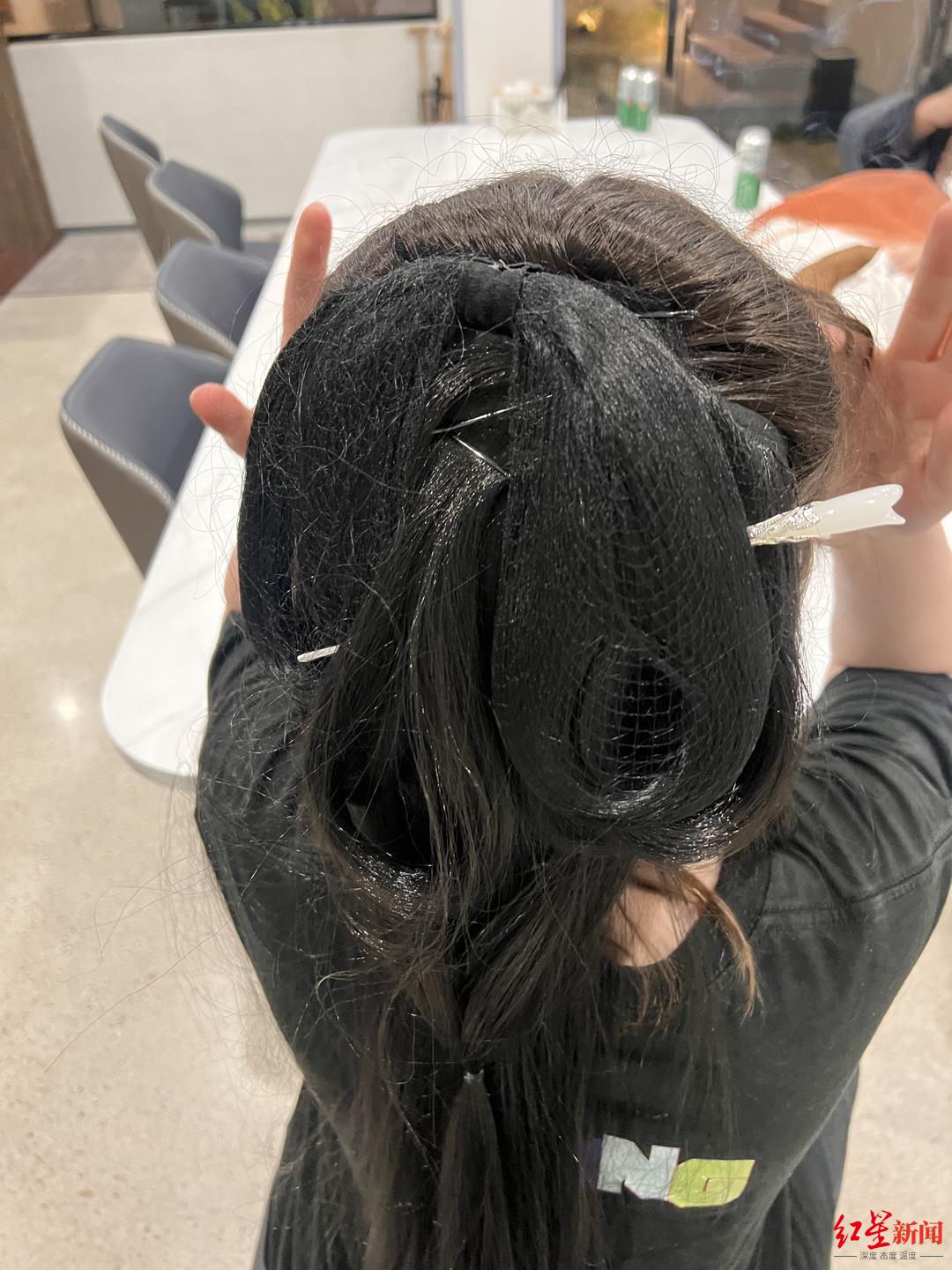 ▲郑先生提供的其为唐伯虎做发型时的工作照