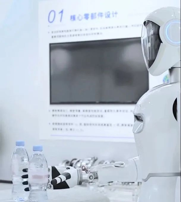 美的人形机器人/图源：美的官方微信视频号