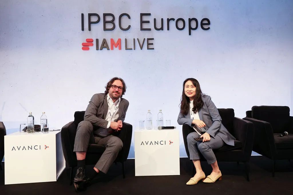 IPBC Europe 2025的访谈中的魏娜（右）