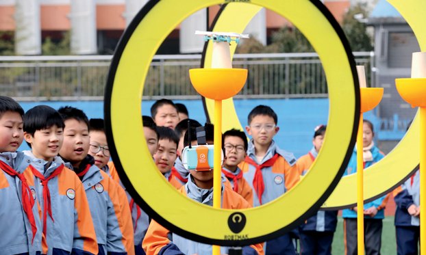 2月27日，浙江省湖州市德清县春晖小学将人工智能项目纳入科创课堂。图/中新社