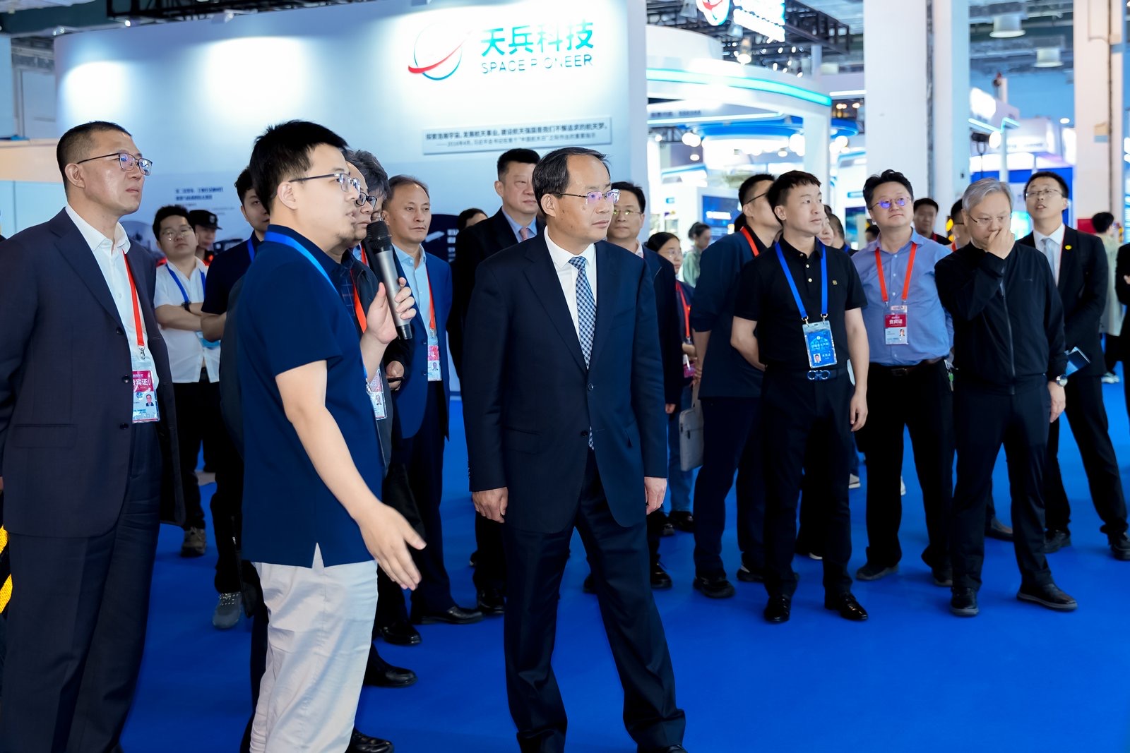 国家航天局单忠德局长（前排左2）巡访展会，骏丰科技陈特军（前排左3）随同参观