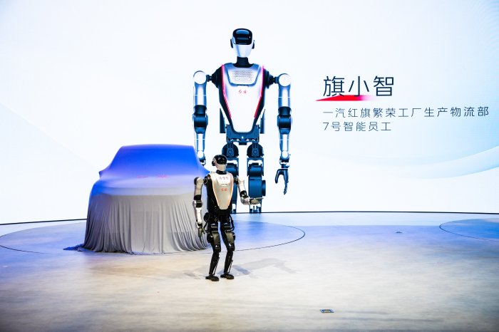 人形机器人主持新闻发布会