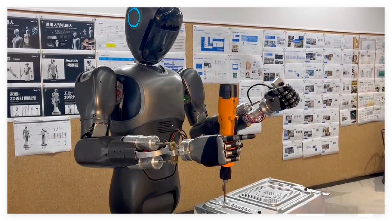 美的人形机器人样机