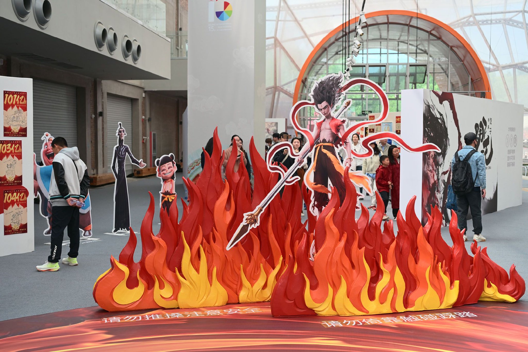 在北京朝阳区，观众在电影《哪吒之魔童闹海》破亿手绘海报展上参观。新华社记者　李鑫　摄