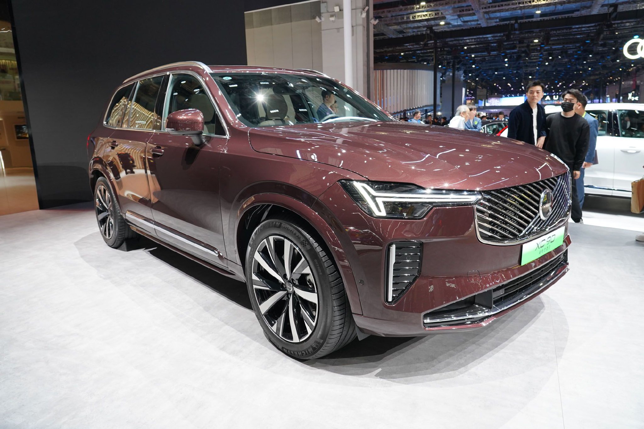 　　图为2025上海车展展示的沃尔沃XC90。