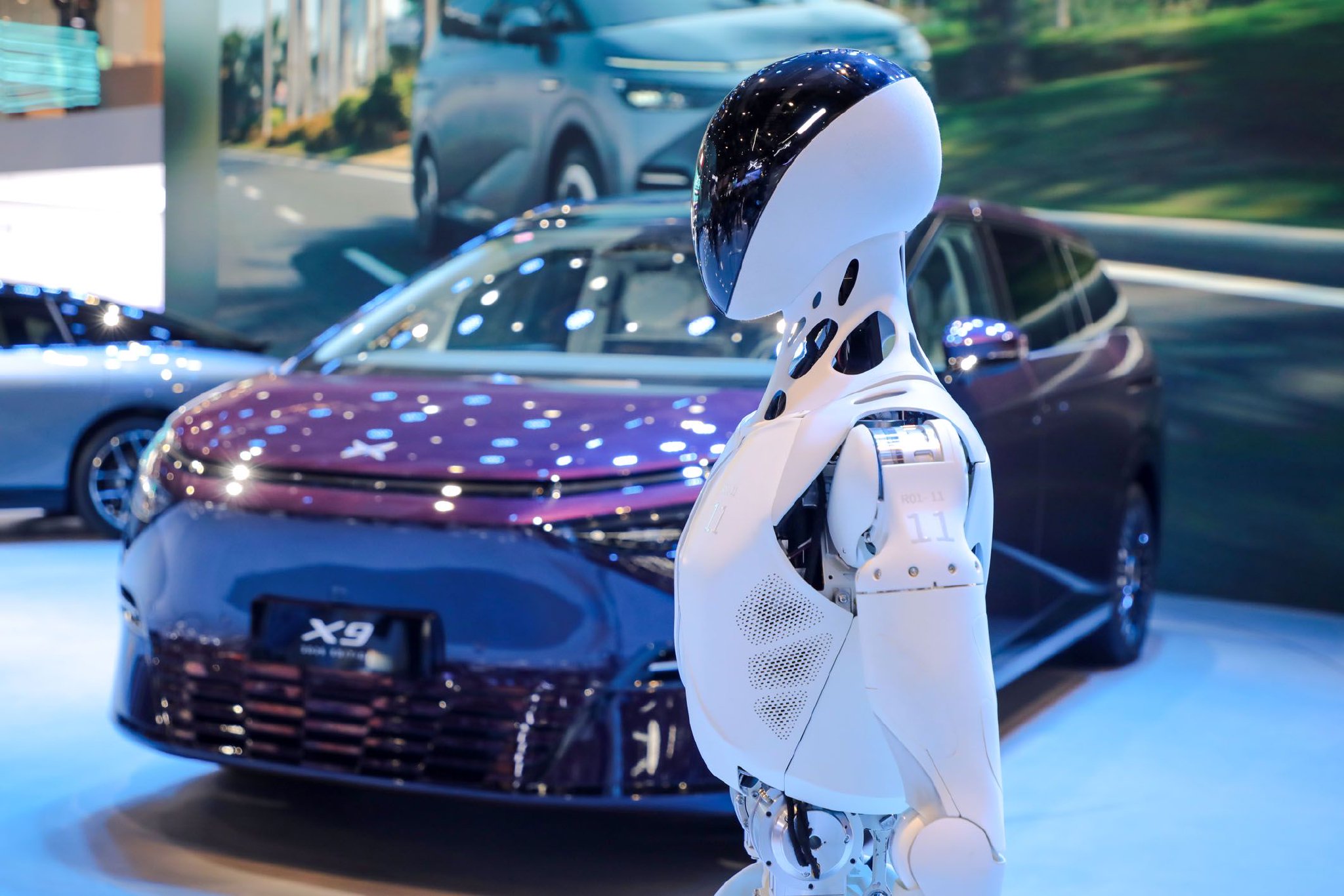 图为上海车展上，小鹏人形机器人与小鹏X9车型同框。（企业供图）